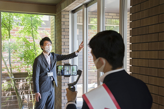 オンライン見学中のロバートハリス